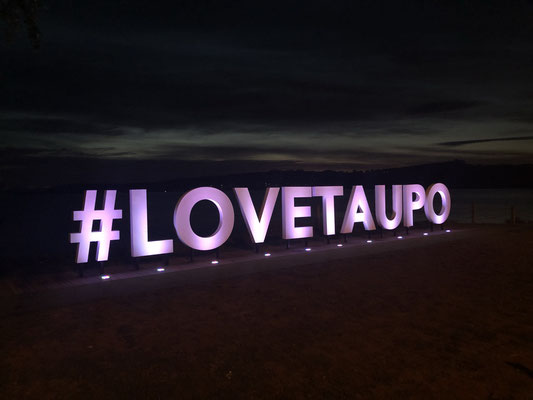 Taupo sign in de avond