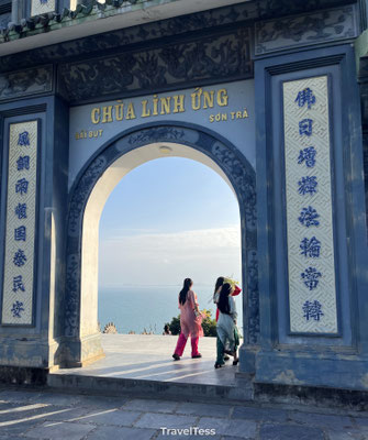 Poort bij Lady Buddha-beeld