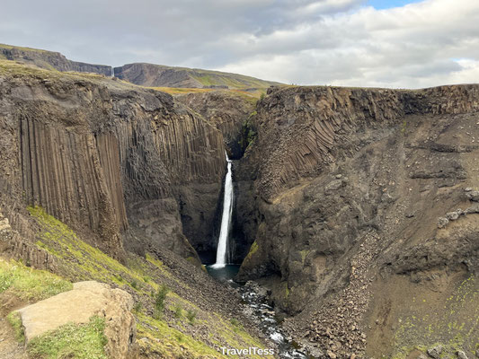 Hike naar de Hengifoss waterval