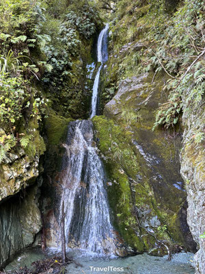 Mini waterval langs wandelpad
