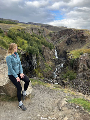 Hike naar Hengifoss waterval