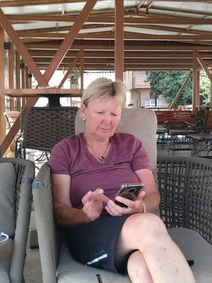 Rast im Schatten eines Lokals