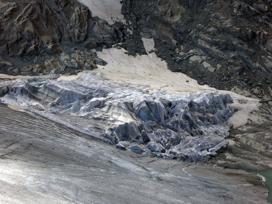 Die Eisgrotte des Rhonegletschers..Christo könnte es nicht besser