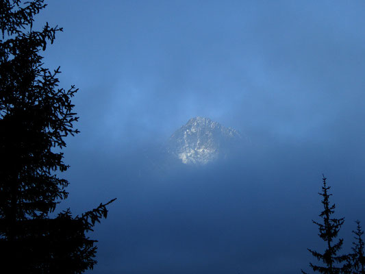 Das Ritzlihorn erwacht aus dem Nebel