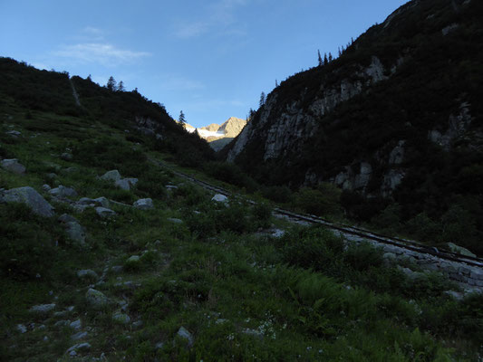 Handegg mit den alten Gleisen der KWO Werkbahn auf die Ärlenalp