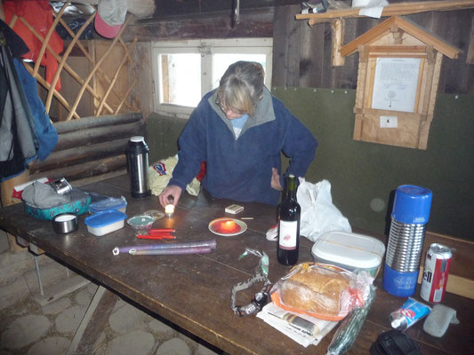 Frühstück, Mittags- und Nachtbuffet (das Bild ist nicht unscharf, das ist Rauch)!