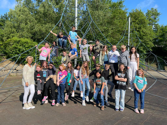 Klasse 4a mit ihrer Klassenlehrerin Frau Meier