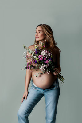 Schwangerschaftsshooting, Fotograf für Schwangerschaft, Babybauchshooting, Babybauchfotograf, Schwangerschaftsfotos, Schwangerschaftsfotograf, Fotograf, Fotograf Bad Oeynhausen, Fotograf Herford, Fotograf Bielefeld, Fotograf Lübbecke, Fotostudio