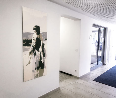 großformatige Wandgrafik im Flur, Kunst für Klinik als positive Atmosphäre.