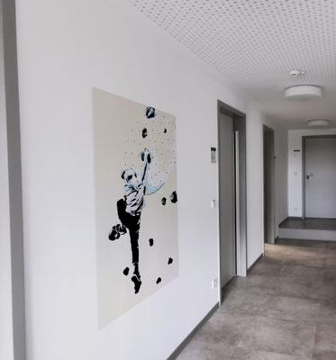 Menschenfigur als Wandmotiv im Klinikflur, Kunst für Psychiatrie zur Unterstützung einer beruhigenden Umgebung.