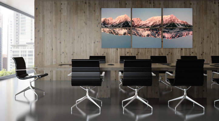 Konferenzraum mit großformatigem Bergpanorama Wandbild, Kunst für Unternehmen im Meetingraum und Besprechung