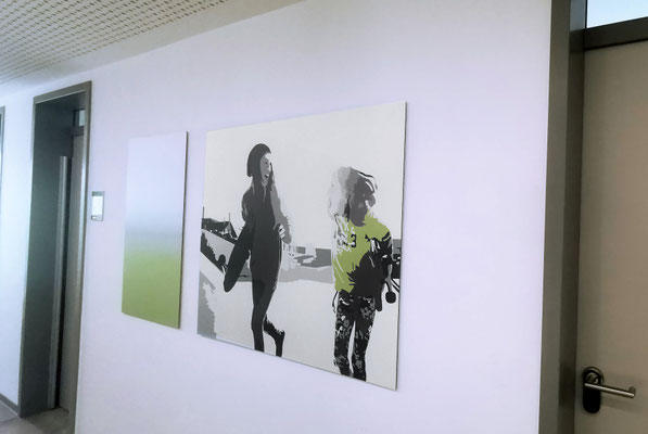 Motivserie mit Menschendarstellungen im Flurbereich, Kunst für Klinik auf Alu Dibond umgesetzt.
