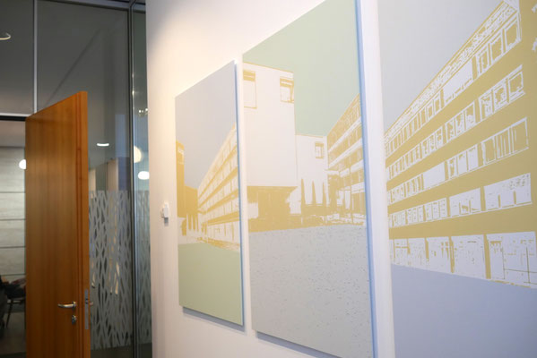Beratungsraum mit Grafik zu einem Ort in Dieburg, Corporate Art für Banken und Dienstleister.