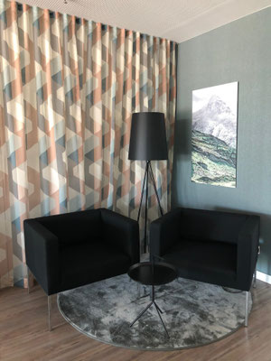 Zusammenspiel aus Inneneinrichtung und Berg Fotokunst, Kunst für Hotel als Atmosphäre für Gäste