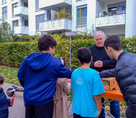 Gruppenarbeit am Hallo Nachbar Malstand