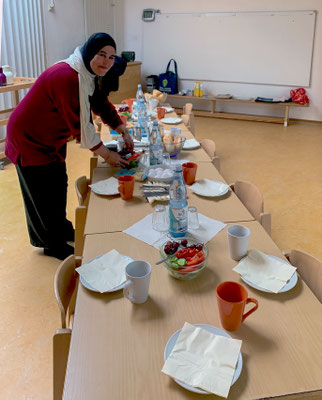 Der Tisch wird gedeckt