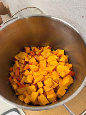 Geschnibbelter Kürbis im Kochtopf