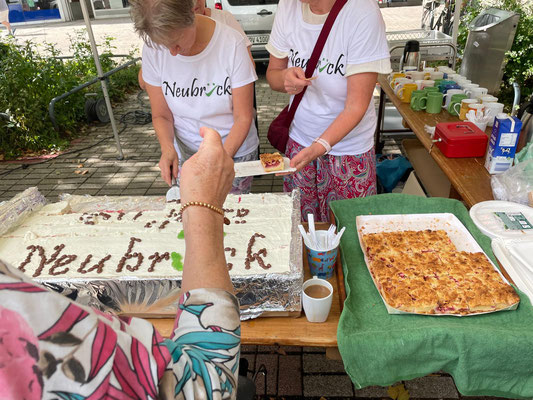 Kuchen zum 60 Jahre Fest, organisiert vom Bürgerverein Neubrück e. V.