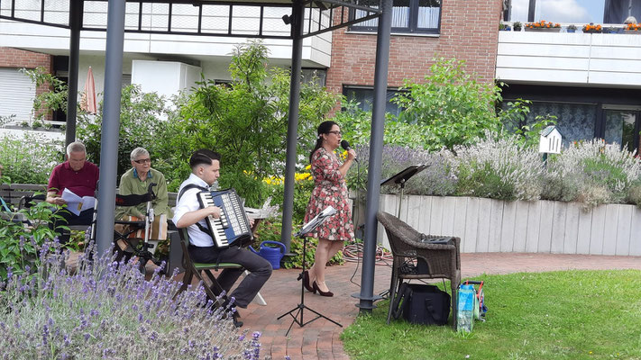 Ivo Kanz uind Nicole Schipplick im Ernst-Barlach-Haus beim Mitsing Konzert