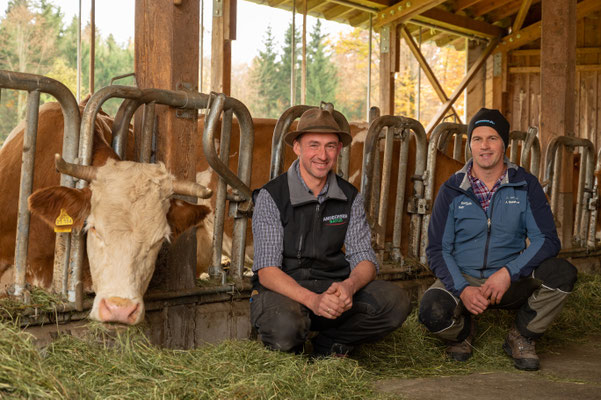 Initiatoren Albert Stürzer und Alois Seestaller im Milchviehbetrieb Hairer