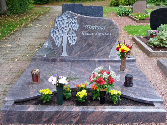 Grababdeckung Doppelgrab mit Grabstein in Trippstadt