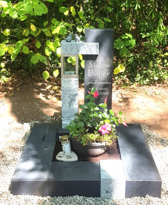 Grabstein mit Edelstahl Einbaulaterne 