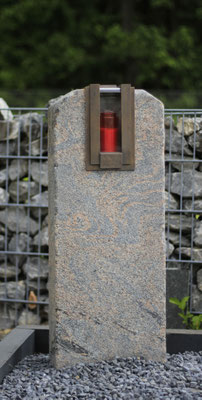 Grabstein mit Bronze Laterne 