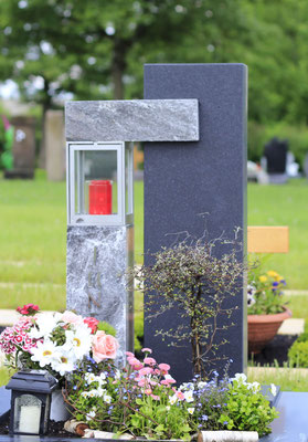 Grabstein mit Edelstahl Laterne 