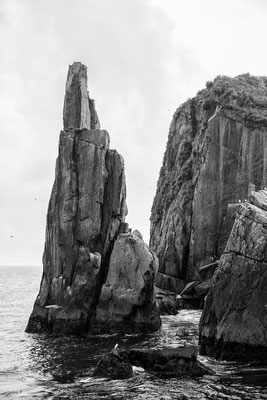 Steil auragende Klippen und Felsen - wie Pfeile aus dem Mer