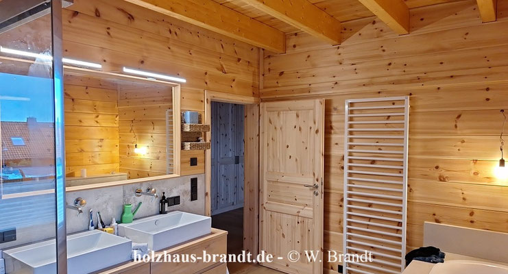 Massivholzhaus - Wohnhaus - Badezimmer im Holzblockhaus 