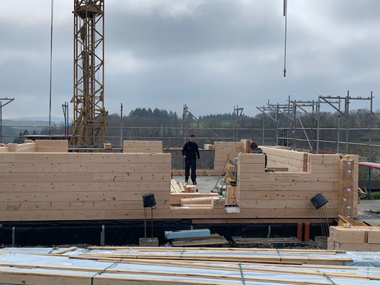 Blockhausbau am Ende des ersten Tages 