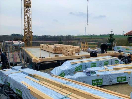 Blockhausbauen - Bündel der Lamellenbalken auf der Baustelle 