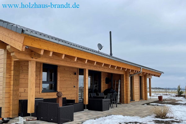 Ebenerdiges Wohnblockhaus in Bayern - Blockhaus - Ökohaus - Bauherrenhaus - Individuelles Bauen - Finnische Holzhäuser - Nürnberg - Erlangen - Bayreuth - München 