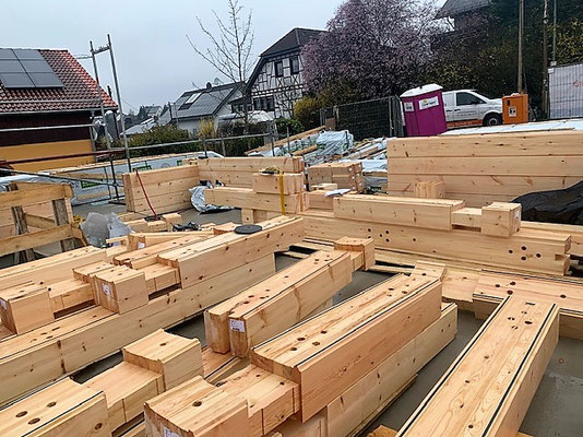 Sortierte Lamellenbalken aus Polarkiefer 