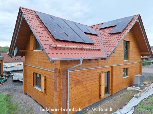 Finnisches Holzblockhaus in Hessen - Photovoltaikanlage