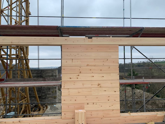 Die Montage der Zwischendecke des Hauses kann beginnen 