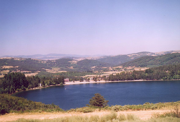Le Lac d'Issarlès, sur le plateau ardéchois - Ardèche