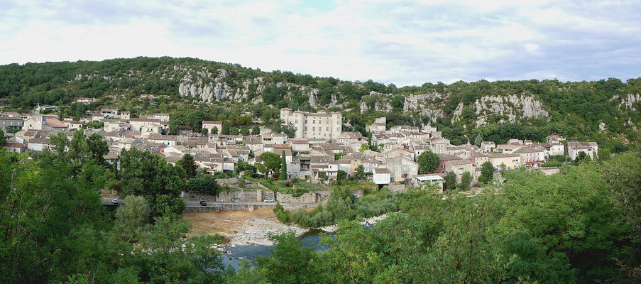 Vue de Vogüé au bord de l'Ardèche