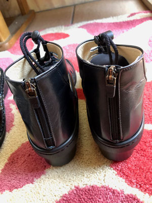 ロアーナ　紐で足と靴がよくフィット、後ファスナー。¥17.600(税込)