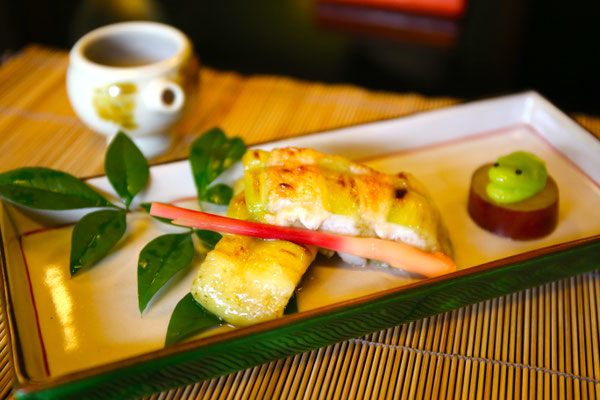 太刀魚と茄子の挟み焼。薩摩芋蜜煮の上には、かえるに見立てたカエル。カバに見えなくて良かったと微笑む仲居さん。