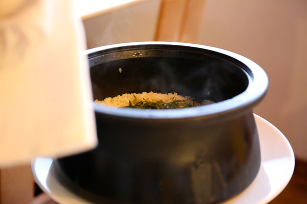 カーボン鍋で炊いたピラフに大葉がたっぷり。温度がとても高くてこれも大感動。