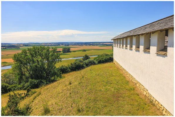 Blick auf die Donau und Lehmziegelmauer der Heuneburg 6076