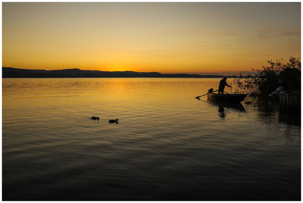 Fischer in der Morgendämmerung vor der Insel Reichenau 0730