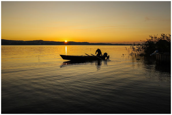 Fischer bei Sonnenaufgang auf der Insel Reichenau 0738