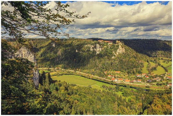 Schloss Werenwag und die Gemeinde Langenbrunn vom Hohlen Fels aus gesehen 8346