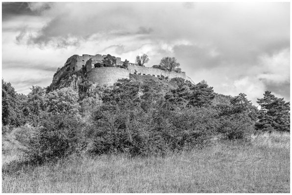 Hohentwiel - Blick auf die Obere Festung s/w 8175