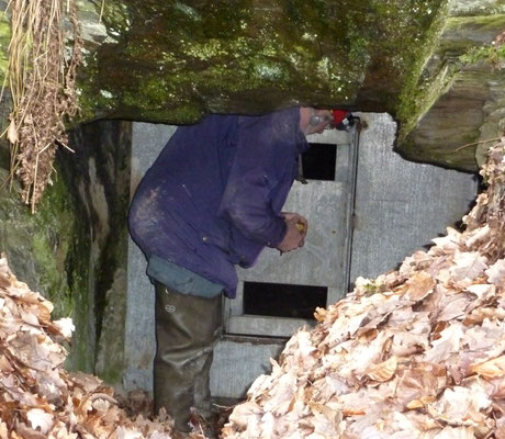 Verschlossener Stollen bei Geroldstein - Foto: H.-J. Freiling / NABU Untertaunus