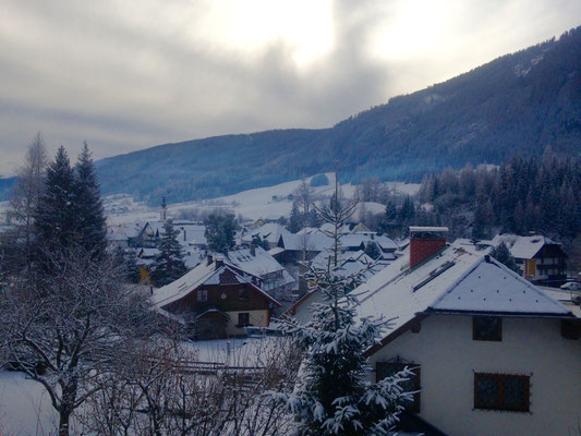 Ausblick vom Balkon in das verschneite Mauterndorf 