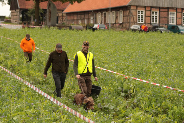 Matthias und Lotte auf dem Weg zum Wasser