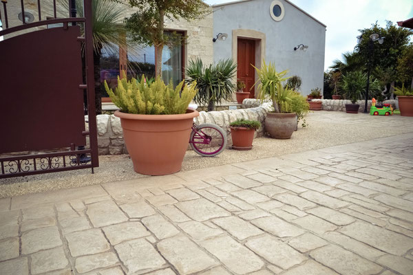 18 Ingresso con giardino / Basole e ghiaia a vista 